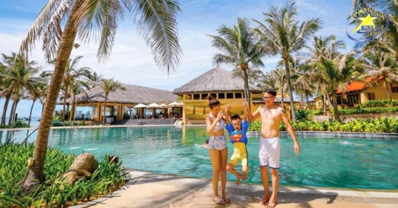 Du lịch Suối Tiên: Hình ảnh một gia đình (bố, mẹ, và các con nhỏ) đang cùng nhau vui chơi hoặc tham quan tại một khu vực thân thiện với trẻ em ở Suối Tiên, thể hiện niềm vui và sự gắn kết gia đình.